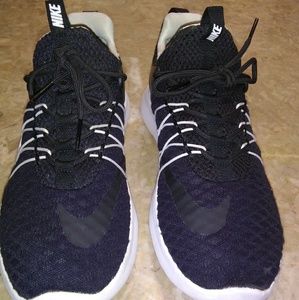 Women's black nike shoes size 7